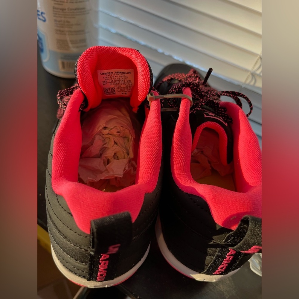Under Armour girls cleats size 6y NWT​ - Picture 2 of 2